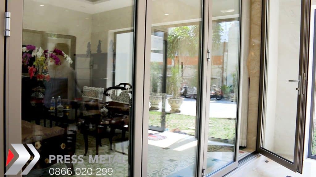 Cửa đi cánh mở quay nhôm Civro cua di mo quay nhom civro